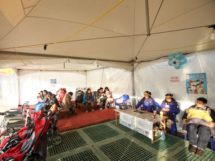 暖和的休息区,在此可以租用婴儿车和轮椅