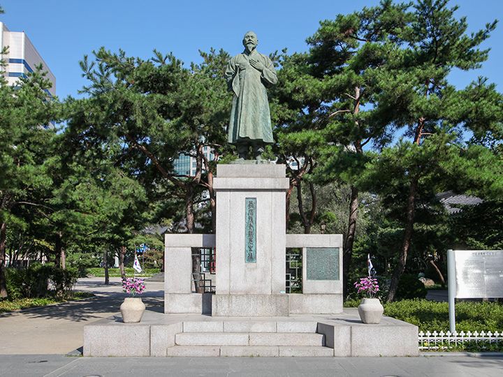 塔谷公园里的孙秉熙铜像