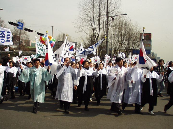 手举太极旗前进