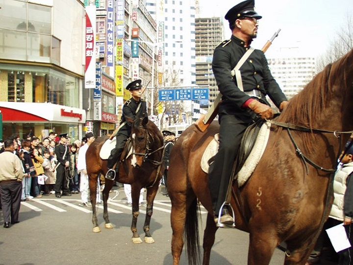 手举太极旗前进