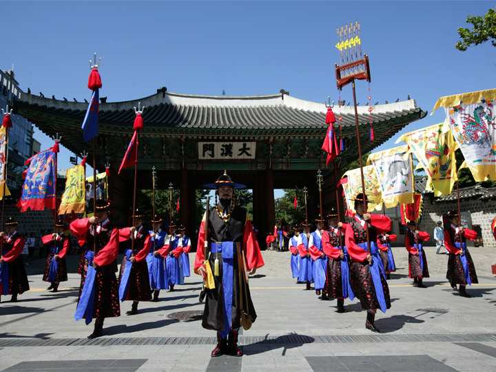 再现古代守卫的工作交接仪式