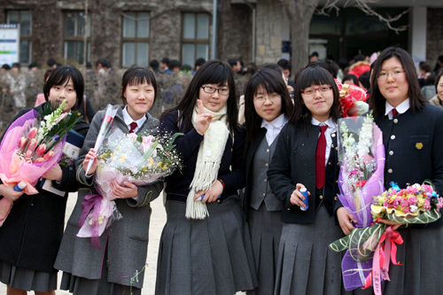 高中生衣着平时在校园里常见的西装校服