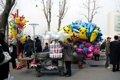 更有气球和棉花糖来凑热闹
