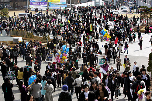 校内密密麻麻的人群