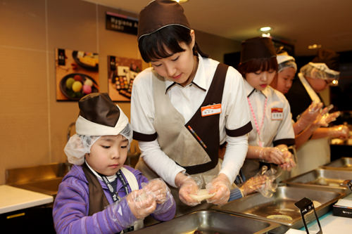 工作人员在旁协助