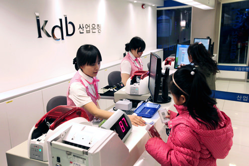 银行
开立银行账户。先取号码牌,然后等待自己的顺序。