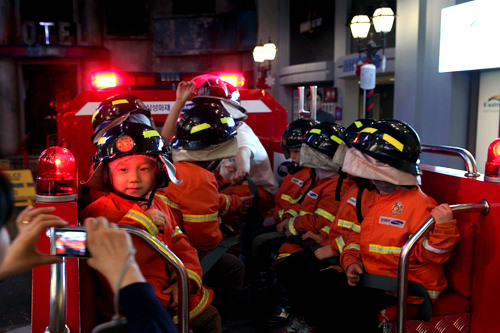消防所
乘坐消防车到达火灾现场灭火。
