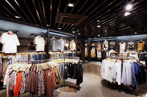 摆满休闲服饰的2层