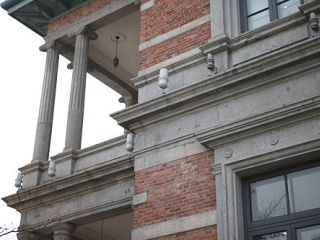 由红色砖块和花岗岩建造而成的外墙