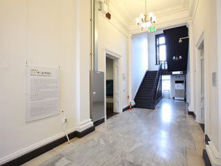 馆内 高高的天花板