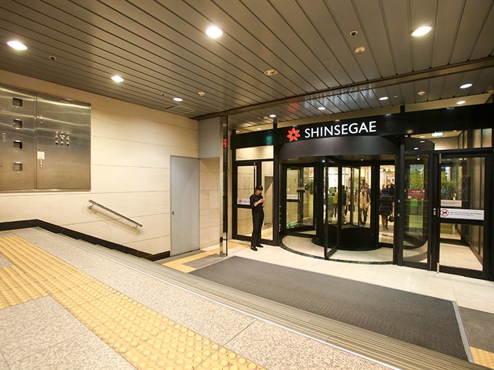 地铁站与地下一层食品馆相连