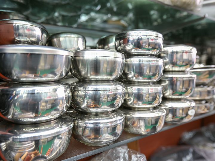 不锈钢碗具也很多