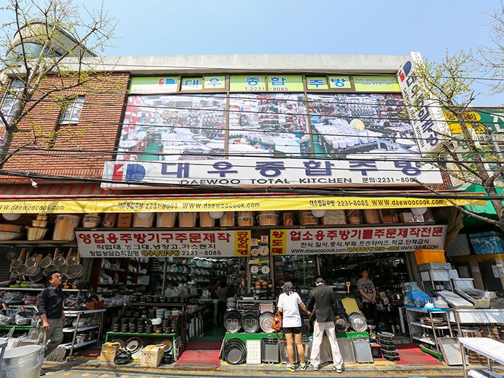 窗子上贴满了各种各样的广告标语