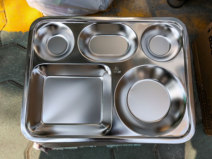 公共食堂或医院供餐时常用的铝制餐盘