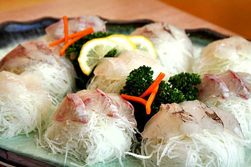 生鱼片
韩国的生鱼片一般使用白色肉的鱼