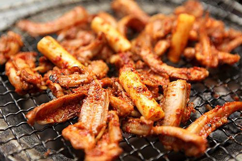 海鳗
在铁网上烤或炒着吃,较辣