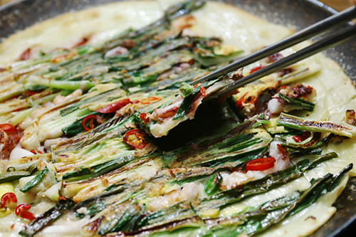 韩式煎饼
使用葱与海鲜制作而成的海鲜葱饼与马格利米酒是最佳组合。