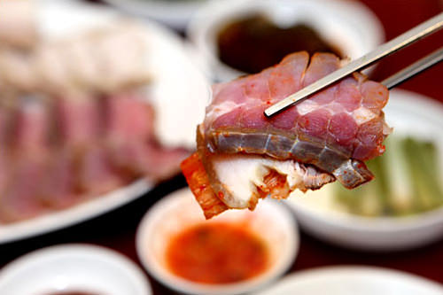 三合
使用斑瑶与泡菜、猪肉制作而成的美味。虽然有一股氨臭味,但肉质却弹性十足。