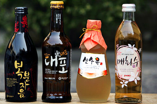 左起为覆盆子酒、蒲公英大炮、山楂春、梅子酒