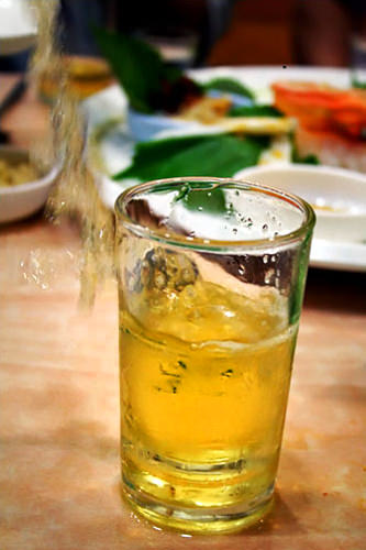 2. 放入啤酒杯里