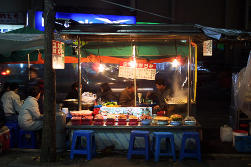 在韩剧里经常出现的路边小吃摊