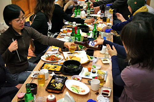 韩国文化与生活列表 韩国的饮酒文化深受儒教精神影响的酒桌礼仪 酒是