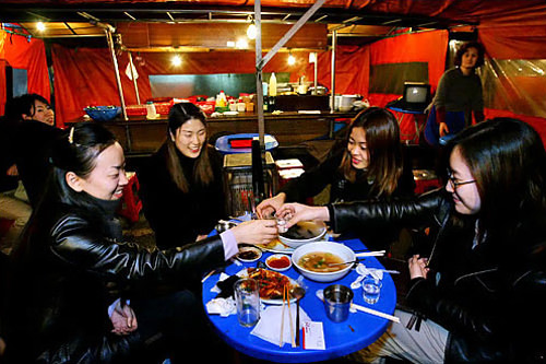 同事之间彼此“干杯”