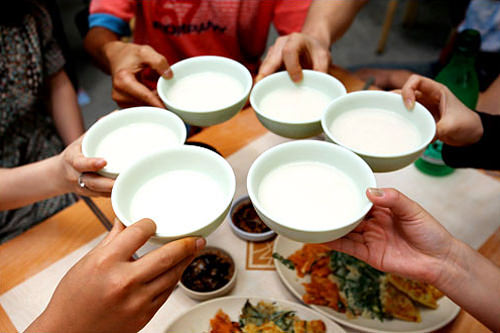 不管喝什么样的酒,基本礼仪都一样