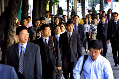 据调查,10个公司职员中有7个人对以酒为主的聚餐文化表示不满(career、2011)