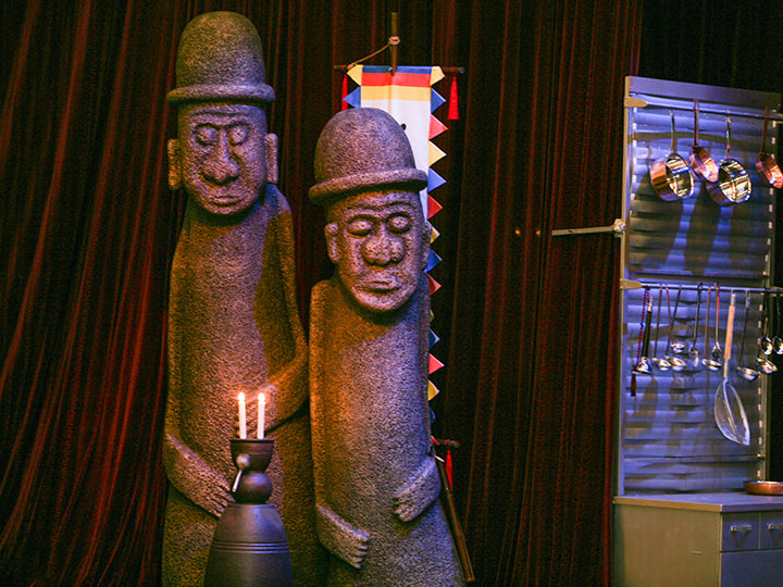 舞台的摆设也花了许多心思