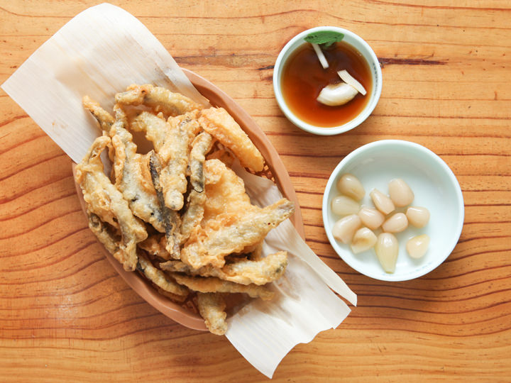 蘸酱油调料(照片右上)食用