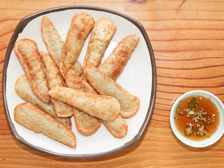 煎炸至金黄色的煎饺