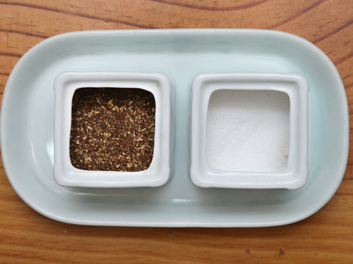 泥鳅汤里加一把花椒。
花椒香味强烈,不要加太多。