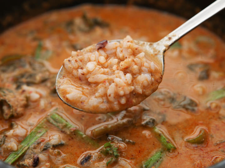 往汤里加入饭。吃饭的重点在于饭不要盛满满一勺而是半勺就好。