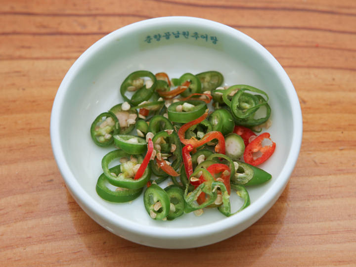 加入韭菜和青辣椒后,
泥鳅汤的味道变得更加顺滑。