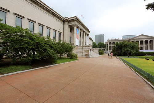 入口处的石柱和覆盖石柱的墙壁