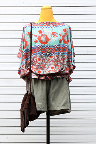 印花罩衫45,000韩元
短裤25,000韩元
腰带25,000韩元
挎包70,000韩元
项链20,000韩元