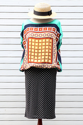 帽子25,000韩元
印花罩衫
40,000韩元
黑底圆白点长裙
40,000韩元