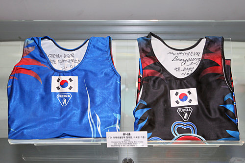 北京奥运会女子举重冠军张美兰选手的运动服(左)