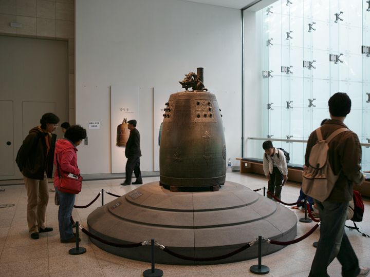 雕刻・工艺馆共有4个展厅,陈列着700余件精细的佛教雕刻品以及优秀的工艺品。在这里你可以欣赏到韩国佛教艺术以及工艺美术中的精品。