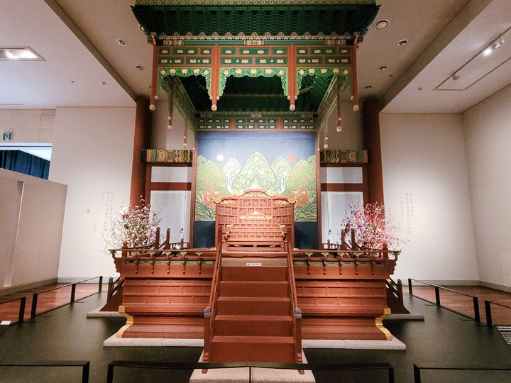 JHOPE(郑号锡)坐的位置为朝鲜室(1层117号)