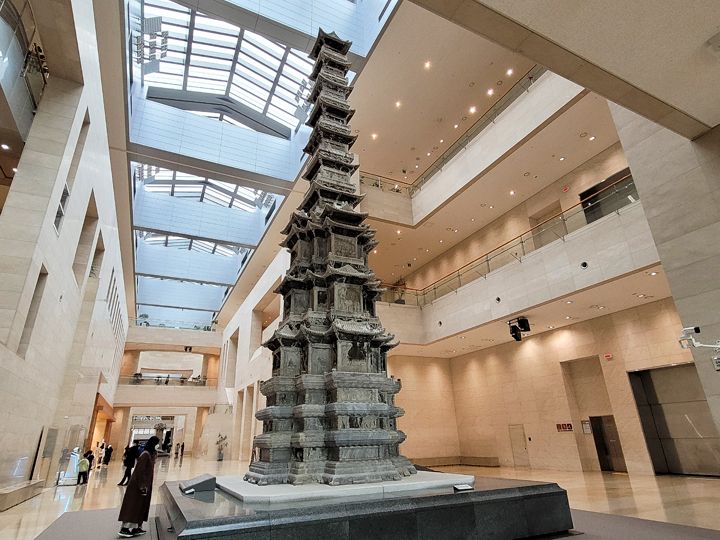 SUGA(闵玧其)指挥场景在敬天寺十层石塔(东门处)前