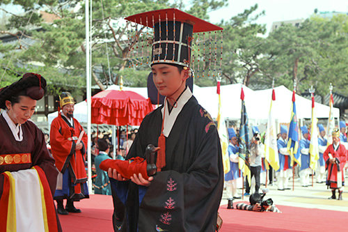 高宗皇帝(1852-1919)  朝鲜王朝第26代王  1863年以11岁年轻的年龄