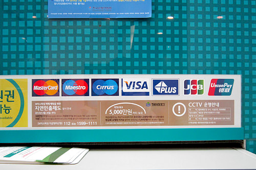 标有"PLUS"、"Cirrus"、"银联"等标识的ATM机