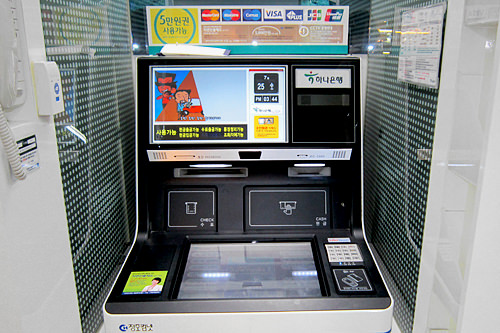 标有"PLUS"、"Cirrus"、"银联"等标识的ATM机