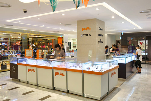 "folli follie","克洛伊","瑷嘉莎(agatha)","tous"等品牌的展览柜里