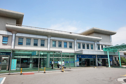 2. 乘坐出租车,大约3分钟即可到达。