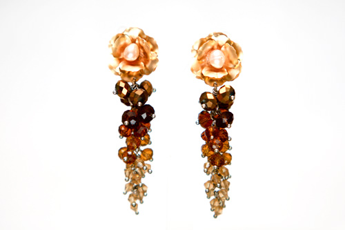 精致的小花配上高贵的褐色水晶,整体色彩也与时下季节十分相配