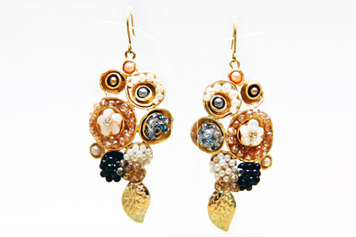 最新产品,用水晶、珍珠、贝壳等多种原材料制成,蕴含花朵、莲蓬、树叶等设计元素