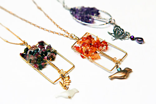 用紫水晶、橙水晶做成树型镶嵌在方块儿或椭圆的金属圈中,下面配以鸟、蝴蝶等生动的吊饰